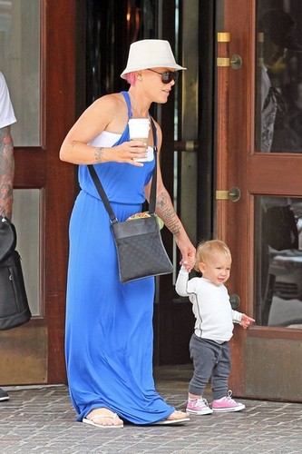  گلابی helps Willow take some of her first steps as she leaves her hotel with Carey Hart [July 15]