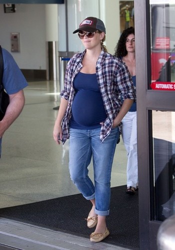  Reese Witherspoon Lands in LA [July 19, 2012]
