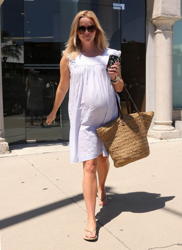  Reese Witherspoon Leave a Spa in LA [July 20, 2012]
