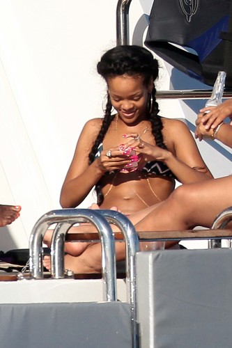  Relaxes With Drinks And Marafiki In Saint-Tropez [21 June 2012]