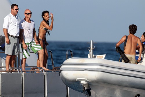  Relaxes With Drinks And 老友记 In Saint-Tropez [21 June 2012]