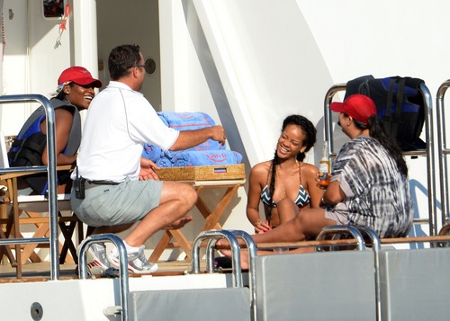  Relaxes With Drinks And বন্ধু In Saint-Tropez [21 June 2012]