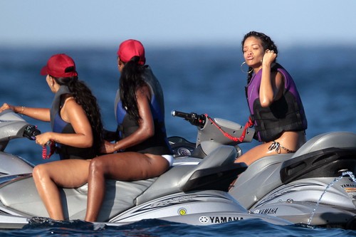 Relaxes With Drinks And Friends In Saint-Tropez [21 June 2012]