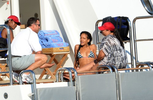  Relaxes With Drinks And دوستوں In Saint-Tropez [21 June 2012]