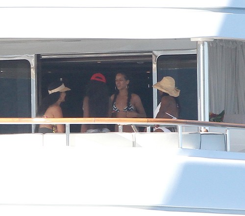  Relaxes With Drinks And vrienden In Saint-Tropez [21 June 2012]