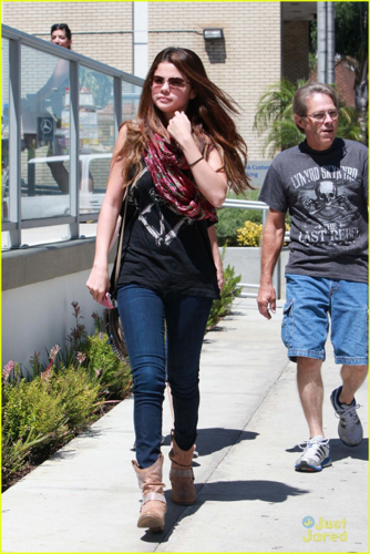  Selena - Going to Panera روٹی in Sherman Oaks with her grandparents - July 24, 2012