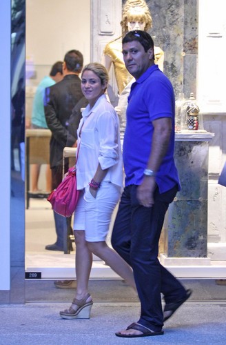 Shakira shopping in Miami [July 23, 2012]
