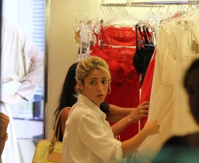 Shakira shopping in Miami [July 23, 2012]