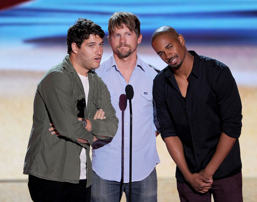 the guys from happy endings at the teen choice awards