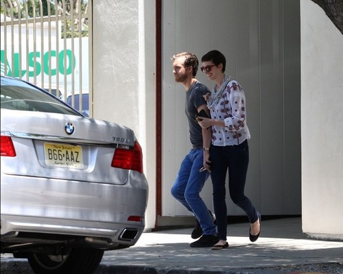  Anne Hathaway Furniture Shopping [July 24, 2012]