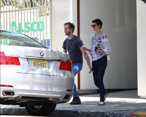  Anne Hathaway Furniture Shopping [July 24, 2012]