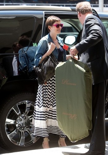  Anne Hathaway Heads to the Airport [July 31, 2012]