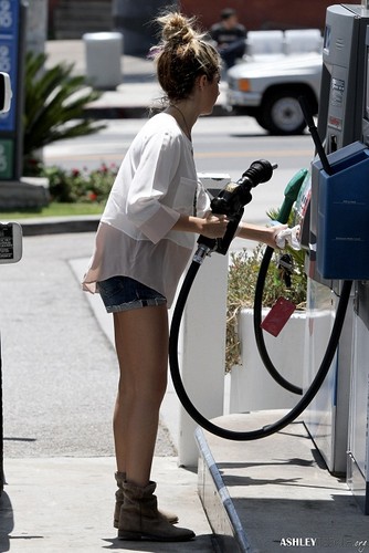 August - Pumping gas in Hollywood - August 01, 2012