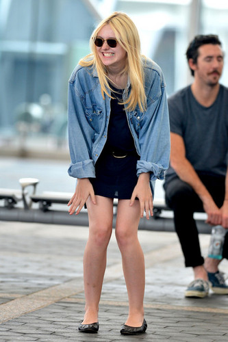  Dakota Fanning on set "Very Good Girls" 31 july 2012