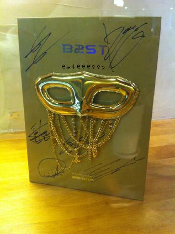 GOLD VERSION WITH ALL THEIR SIGNATURES ♥ @ cube cafe