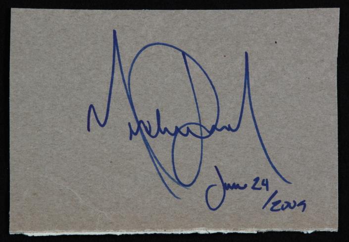 His-autograph-michael-jackson-31663417-705-489.jpg
