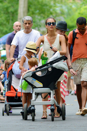 Jessica Alba Takes Her Daughters to the Zoo [July 27, 2012]