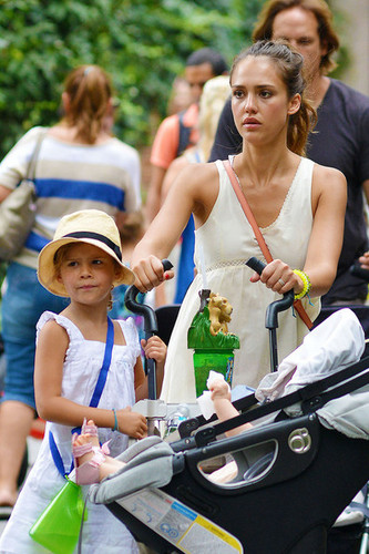  Jessica Alba Takes Her Daughters to the Zoo [July 27, 2012]