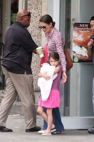 Katie and Suri Grab A Bagel Then Leave Town [July 30, 2012]