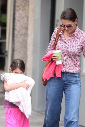 Katie and Suri Grab A Bagel Then Leave Town [July 30, 2012]