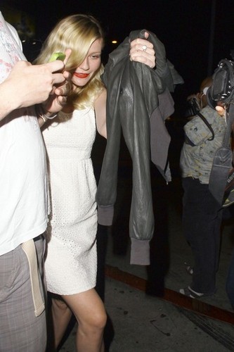  Kirsten Dunst at kasteel, chateau Marmont in West Hollywood [August 2, 2012]