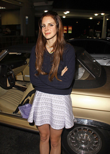  Lana Del Rey Poses in Hollywood [July 31, 2012]