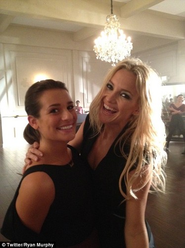  Lea and Kate hudson on the set of Хор s4