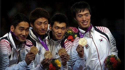  Republic of Korea celebrate their segundo Fencing oro at Londres 2012