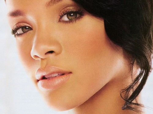  Rihanna covergirl skin protect