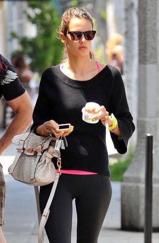  Alessandra stopping kwa a Pinkberry for some frozen yogurt in Santa Monica (August 4)