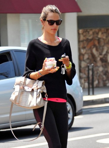 Alessandra  stopping by a Pinkberry for some frozen yogurt in Santa Monica (August 4)
