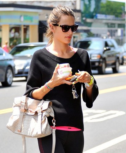  Alessandra stopping 의해 a Pinkberry for some 겨울왕국 yogurt in Santa Monica (August 4)