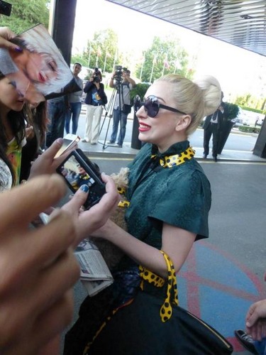  Gaga with 粉丝 outside her hotel in Sofia, Bulgaria (Aug. 12)