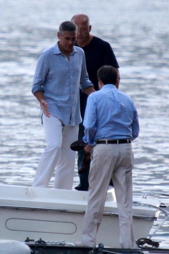  George Clooney and Stacy Keibler Get on a barco [August 9, 2012]