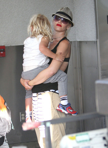  Gwen Stefani And Son Arriving On A Flight At LAX [August 8, 2012]
