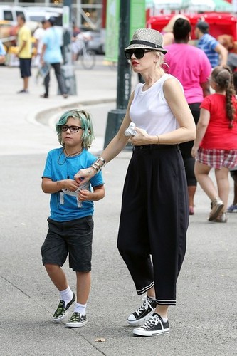 Gwen Stefani Out With Her Kids [July 27, 2012]