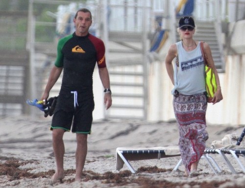  Gwen Stefani and Gavin Rossdale Make Out on the пляж, пляжный [August 7, 2012]