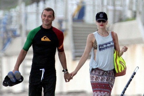  Gwen Stefani and Gavin Rossdale Make Out on the 海滩 [August 7, 2012]