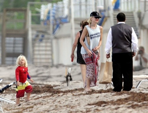  Gwen Stefani and Gavin Rossdale Make Out on the 海滩 [August 7, 2012]