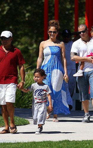  Jennifer Lopez, Carper Smart & Twins At The Park [August 4, 2012]