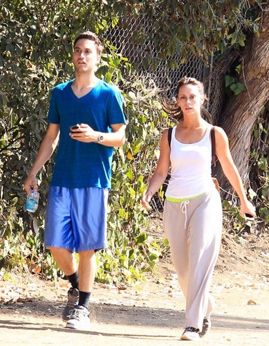  Jennifer cinta Hewitt Jogging in Santa Monica [August 7, 2012]
