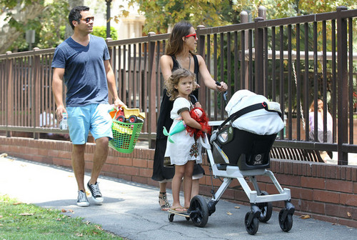  Jessica Alba And Family Enjoy A دن At The Park [August 4, 2012]