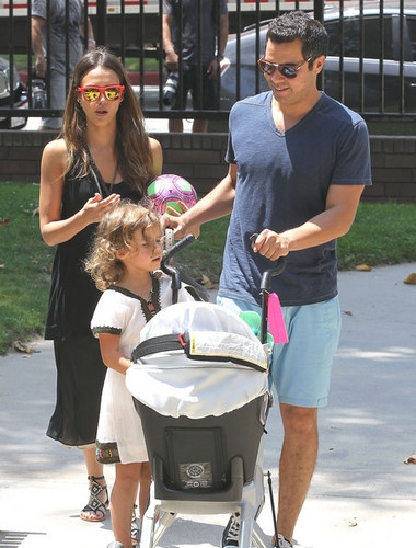  Jessica Alba And Family Enjoy A dag At The Park [August 4, 2012]