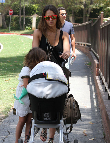  Jessica Alba And Family Enjoy A দিন At The Park [August 4, 2012]