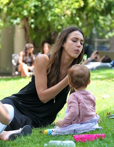 Jessica Alba And Family Enjoy A giorno At The Park [August 4, 2012]