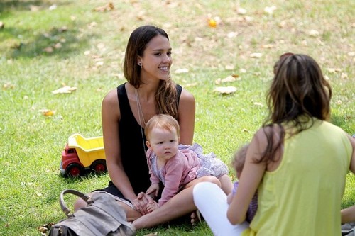  Jessica Alba And Family Enjoy A ngày At The Park [August 4, 2012]