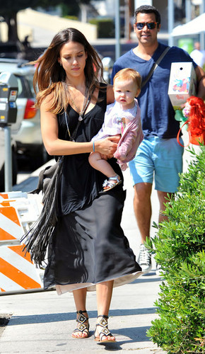  Jessica Alba And Family Out For Lunch In Brentwood [August 4, 2012]