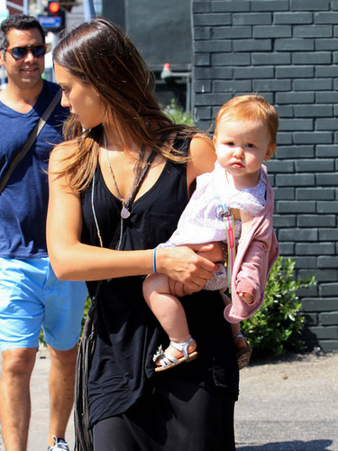  Jessica Alba And Family Out For Lunch In Brentwood [August 4, 2012]
