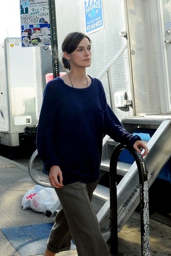  Keira Knightley on the set of "Can a Song Save Your Life?" in NYC. 6 august 2012