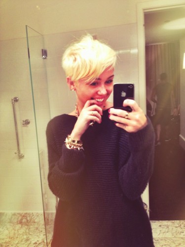  Miley says goodbye to the bun, debuts new haircut on
